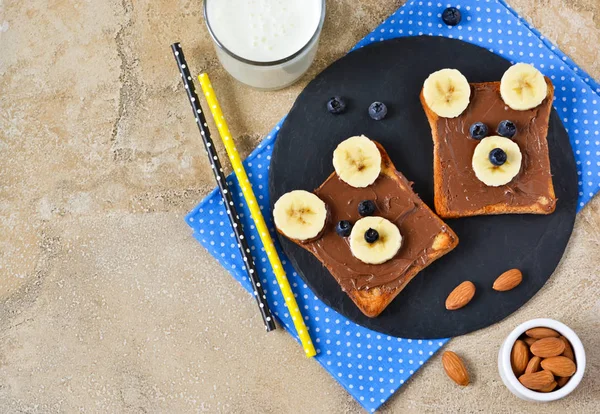 Sarapan untuk anak-anak - roti panggang dengan pasta coklat, pisang . — Stok Foto