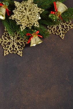 Noel ağacı ve dekoratif kar taneleri, çan, şeritler.