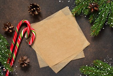 Yeni yıl kartı. Koniler ve şeker ile Noel ağacı. 