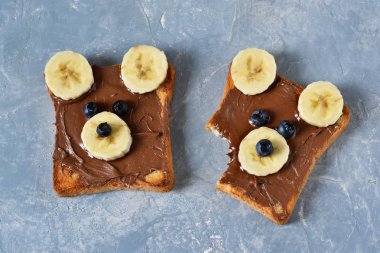 Kahvaltı için çocuklar - çikolatalı hamur, ekmek muz.