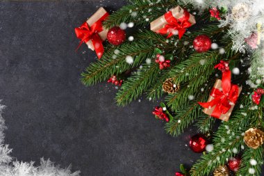 Yeni yıl kartı dekore köknar, kutular, kurdeleler ile.