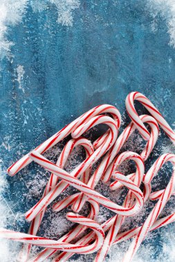 Mavi bir arka plan üzerinde şeker kamışı. Kış yeni yıl arka plan.