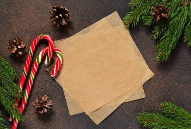 Yeni yıl kartı. Koniler ve şeker ile Noel ağacı.