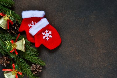 Dekorasyon ve eldivenler ile Noel ağacı.