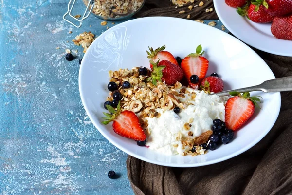 Bună dimineaţa! Mic dejun cu iaurt, granola și căpșuni . — Fotografie, imagine de stoc