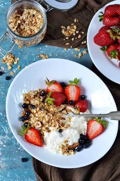 Доброго ранку! Сніданок з йогуртом, гранолою та полуницею . — стокове фото