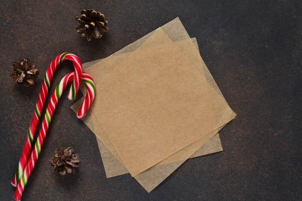 Yeni yıl kartı. Koniler ve şeker ile Noel ağacı