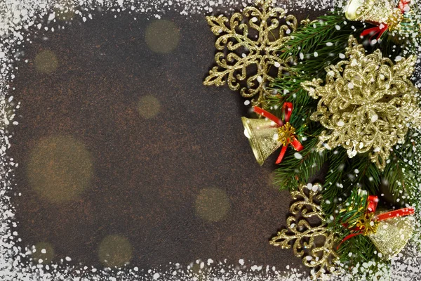 Χριστουγεννιάτικο δέντρο και διακοσμητικές νιφάδες χιονιού, κουδούνια, κορδέλλες. — Φωτογραφία Αρχείου