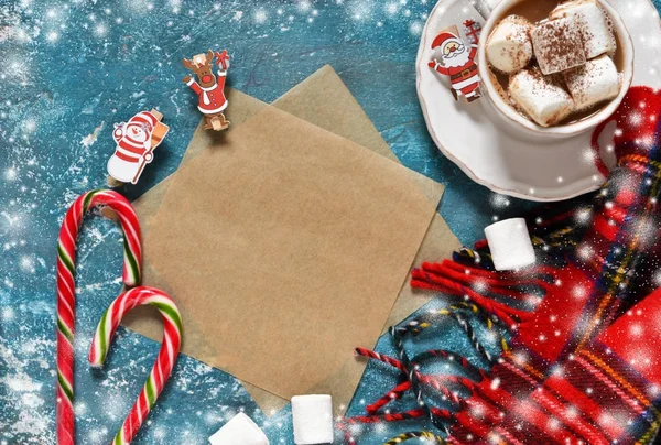 Carta para Santa. Tarjeta de Año Nuevo con chocolate caliente y malvavisco con espacio debajo del texto sobre un fondo azul . — Foto de Stock