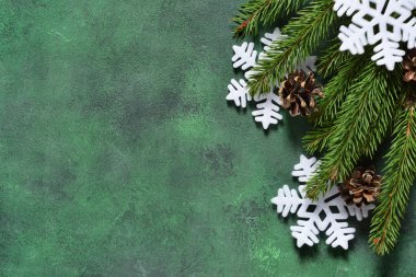 Yeni yıl yeşil arka plan. Yeni yıl dekorasyon kar taneleri ile.