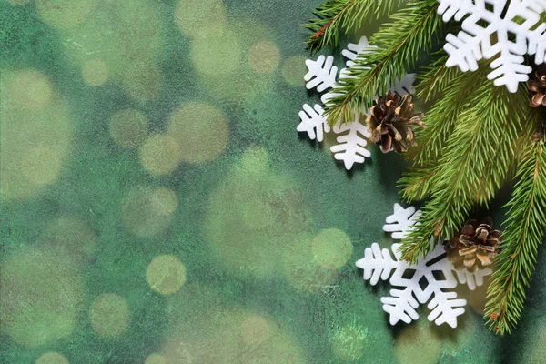 Yeşil bir arka plan üzerinde bokeh etkisi ile yeni yıl dekorasyon. — Stok fotoğraf