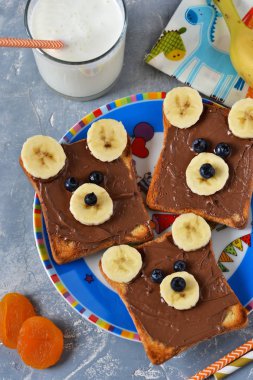 Kahvaltı için çocuklar - çikolatalı hamur, ekmek muz.