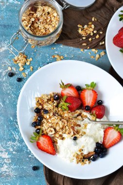 Günaydın! Yoğurt, granola ve çilek Kahvaltı.