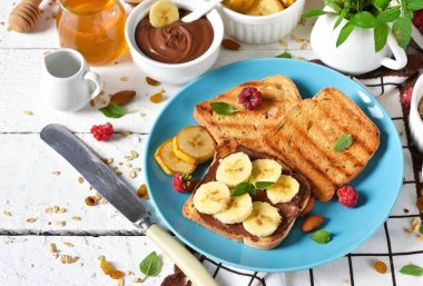Günaydın - tost ceviz, çikolatalı hamur, muz ile