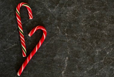 Candy Cane siyah mermer zemin. Noel arka plan.