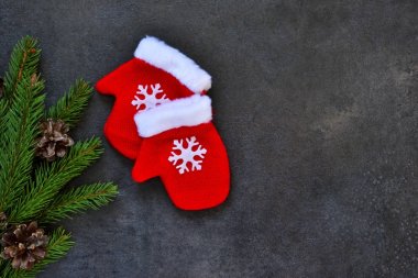 Siyah bir zemin üzerine eldivenli Noel kartı. Yeni yıl.