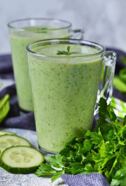 Avokado, salatalık ve ıspanak ile yeşil sebze güler yüzlü.