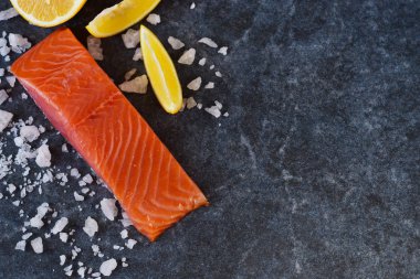 Tuzlu, marine edilmiş somon tuz ve limon ile.