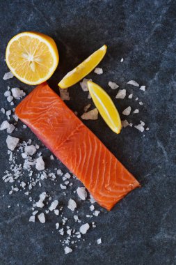 Tuzlu, marine edilmiş somon tuz ve limon ile.