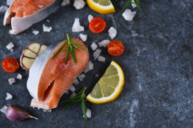 Limon ve tuz taze Çiğ somon biftek.