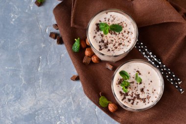 Vanilya, muz smoothie çerezleri ve çikolata ile.