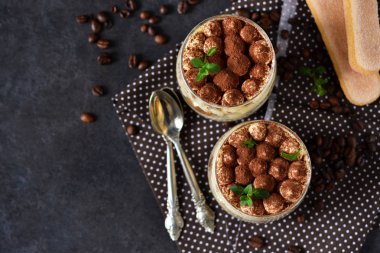 Arka plan chermon üzerinde bir cam kavanoza klasik tiramisu