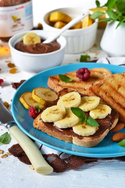 Selamat pagi - roti panggang dengan kenari, pasta coklat, pisang . — Stok Foto