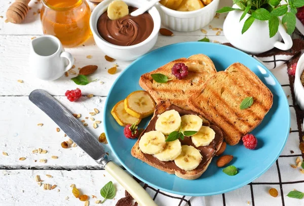 Günaydın - tost ceviz, çikolatalı hamur, muz ile
