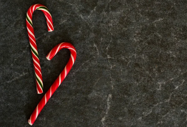 Candy Cane siyah mermer zemin. Noel arka plan.