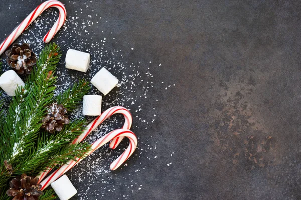 Tatlılar ve hatmi siyah bir arka plan ile yeni yıl kartı.