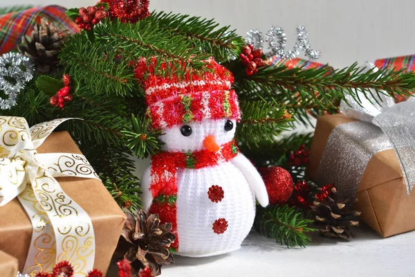 Weiße Silvester Foto Hintergrund mit einem Schneemann und Dekoration. — Stockfoto