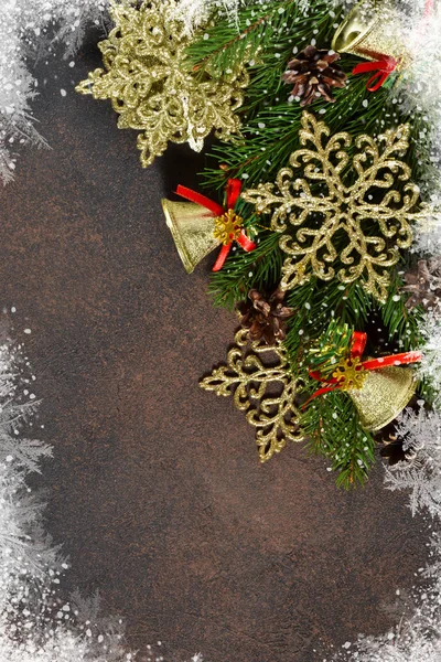 Arbre de Noël et flocons de neige décoratifs, cloches, rubans . — Photo