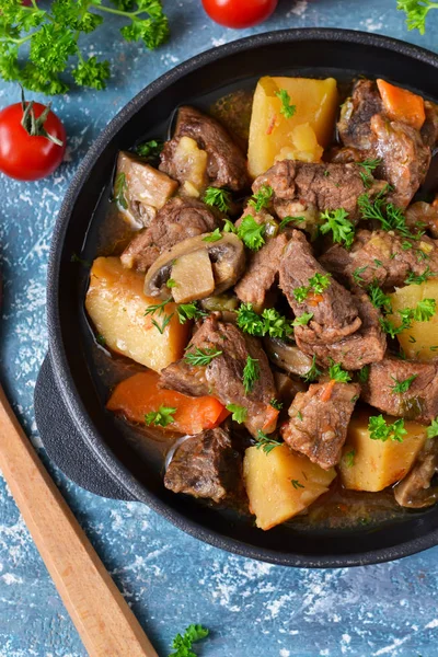 Sebze, patates ve mantarlı et gulaş.