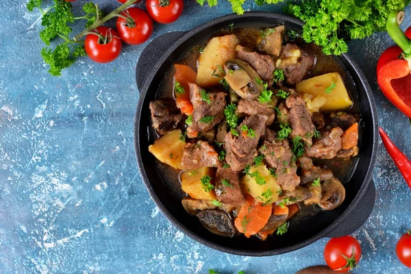 Goulash de carne com legumes, batatas e cogumelos . — Fotografia de Stock