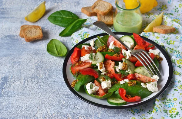 Sebze salatası ile domates, ıspanak ve beyaz peynir.