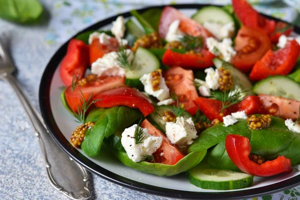 Sebze salatası ile domates, ıspanak ve beyaz peynir.