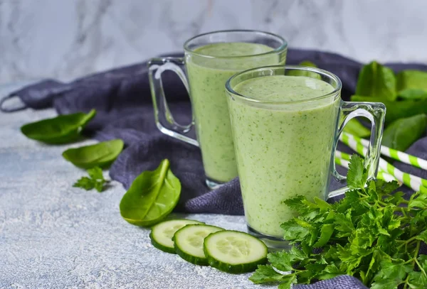 Avokado, salatalık ve ıspanak ile yeşil sebze güler yüzlü.