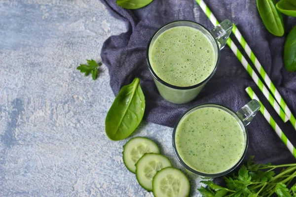 Avokado, salatalık ve ıspanak ile yeşil sebze güler yüzlü.