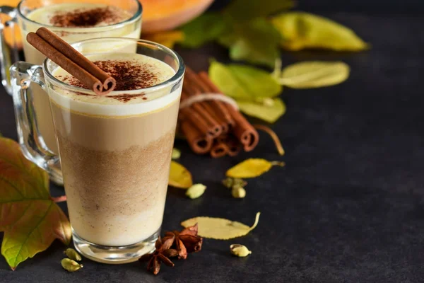 Sıcak, baharatlı içki - tarçın ve kabak ile latte.