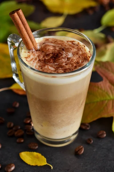 Sıcak, baharatlı içki - tarçın ve kabak ile latte.