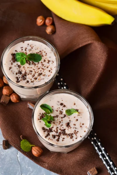 Vanilya, muz smoothie çerezleri ve çikolata ile.