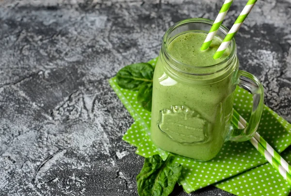 Detoks içecek - yeşil smoothie ıspanak, apple ve yoğurt ile.