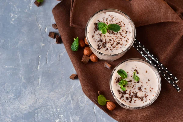 Vanilya, muz smoothie çerezleri ve çikolata ile.