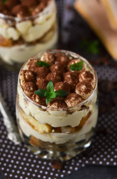 Tiramisu clássico em um frasco de vidro no fundo chermon — Fotografia de Stock