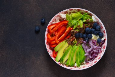 Sağlıklı vejetaryen yemek tabağı avokado, marul, biber ile,