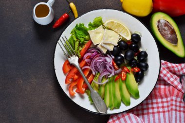  sağlıklı vejetaryen tabağı avokado, brie peyniri, zeytin ile