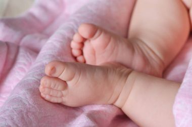 Pembe, yumuşak battaniye üzerinde yakın çekim güzel uyuyan yeni doğan.