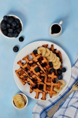 Yaban mersini ve muz ile kahvaltıda ev yapımı gözleme
