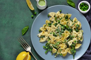 Kuşkonmaz soslu Farfalle yeşil bezelye ve ıspanak 
