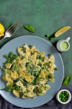 Kuşkonmaz soslu Farfalle yeşil bezelye ve ıspanak